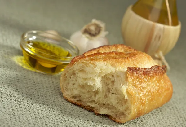 サワー種のパンとオリーブ オイル — ストック写真