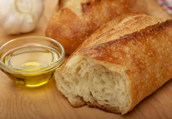 Kovász a kenyér a daraboló-board — Stock Fotó