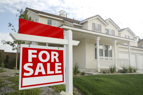 Leeg voor verkoop onroerend goed teken en huis — Stockfoto