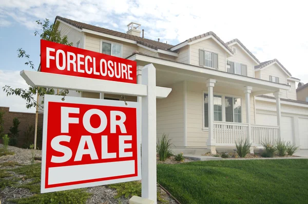 Foreclosure Real Estate Sign and House — Stock Photo, Image