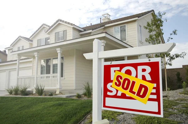 판매 부동산 표시 및 새로운 가정 — 스톡 사진