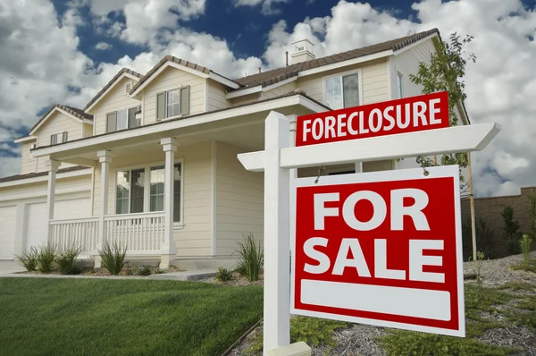 Foreclosure Real Estate Sign and House — Stock Photo, Image