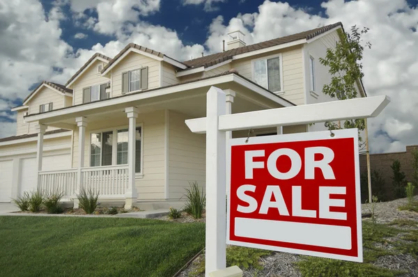 Ev satışı işareti önünde, ev için — Stok fotoğraf