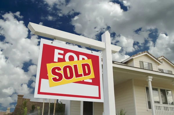 Verkocht huis voor verkoop teken in de voorkant van nieuw — Stockfoto