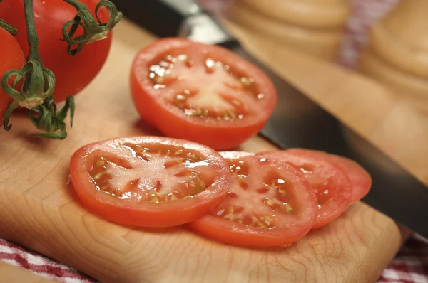 切りたてのトマト — ストック写真