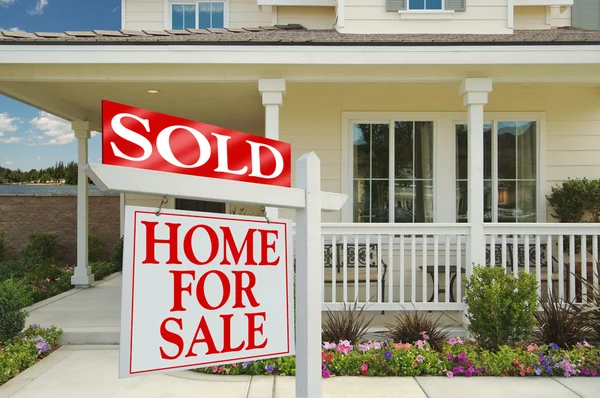 Satılan ev satışı işareti önünde, ev için — Stok fotoğraf