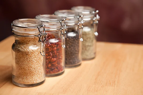 Glasflaskor av olika matlagning kryddor — Stockfoto