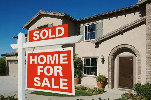 Πωλείται σπίτι για το σημάδι πώλησης στο μέτωπο του σπιτιού — Φωτογραφία Αρχείου