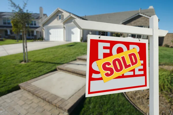 Såld hem för försäljning tecken framför av hem — Stockfoto