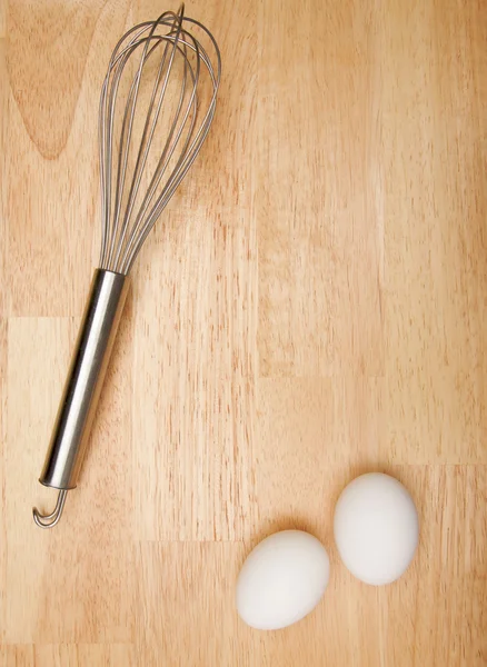 Misturador e ovos em madeira — Fotografia de Stock