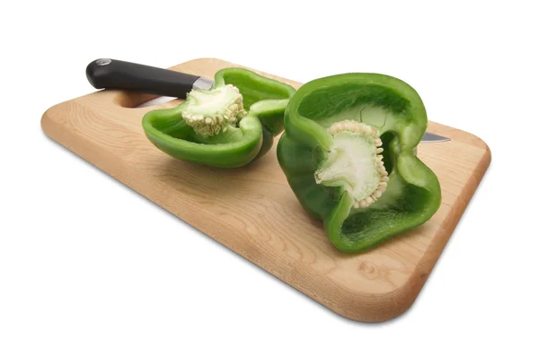 Zielona papryka i nóż — Zdjęcie stockowe