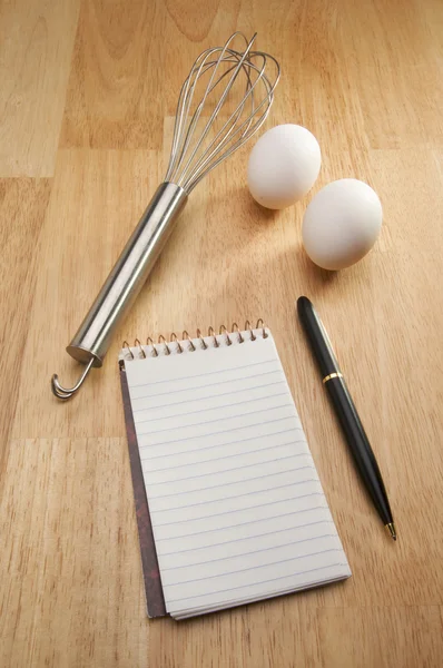 Miscelatore, uova, penna e cuscinetto di carta — Foto Stock