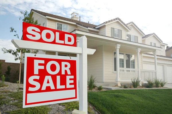 Verkauftes Haus zum Verkauf Schild vor dem Haus — Stockfoto