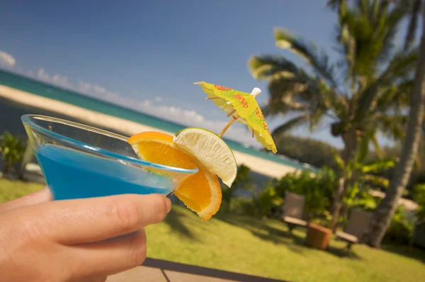 Lanai üzerinde tropikal içecekler kadın — Stok fotoğraf
