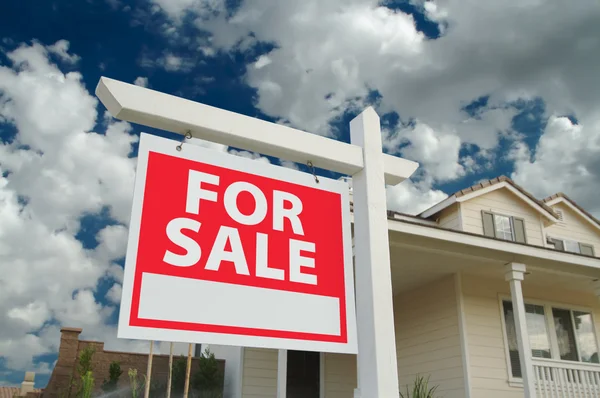 Ev satışı işareti ve yeni ev için — Stok fotoğraf