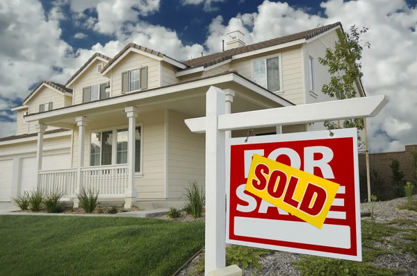 Immobilienschild vor Haus verkauft — Stockfoto