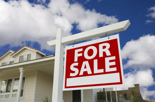 Hem för försäljning tecken framför på nytt hus — Stockfoto
