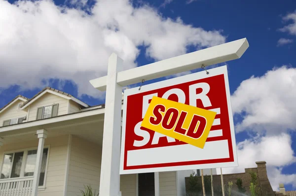 Satılan ev satışı işareti önünde konut için — Stok fotoğraf
