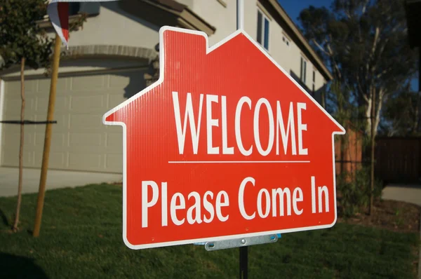 Welcome, Please Come In Sign and House — Stock Photo, Image