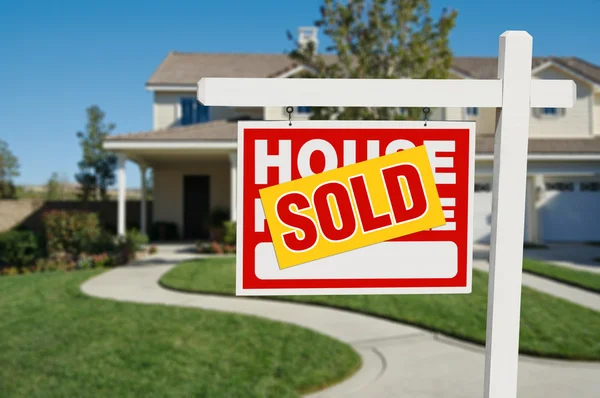 Immobilienschild und neues Zuhause verkauft — Stockfoto
