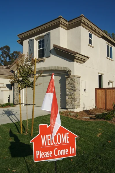 Welcome, Please Come In Sign and House — Stock Photo, Image