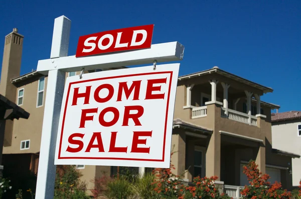Vendido casa para venda sinal e nova casa — Fotografia de Stock