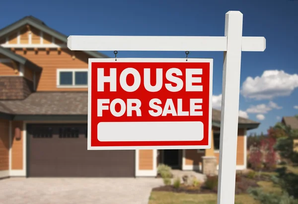 Haus zum Verkauf Schild vor neuem Haus — Stockfoto
