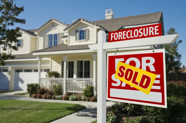 Vendido Foreclosure sinal imobiliário — Fotografia de Stock