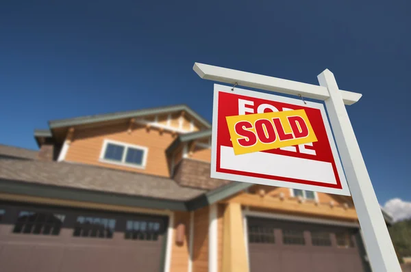 Verkochte huis voor verkoop teken voorkant van huis — Stockfoto