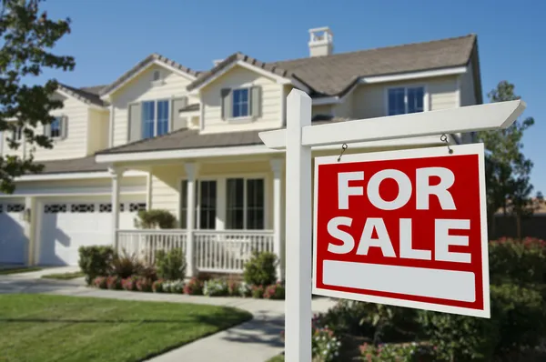 Ev satışı işareti önünde, yeni ev için — Stok fotoğraf