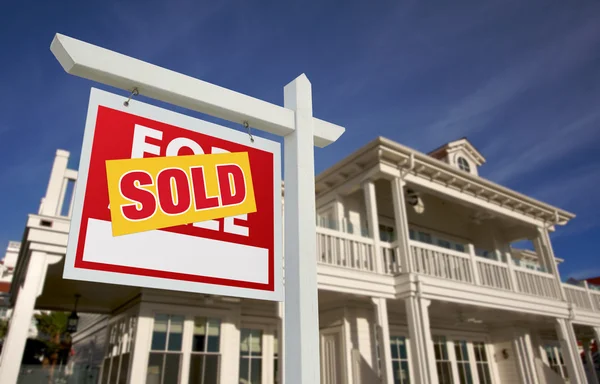 Eladott otthon eladó jel és az új ház — Stock Fotó