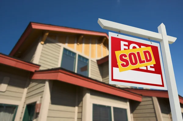 Verkauftes Haus zu verkaufen Schild und neues Haus — Stockfoto