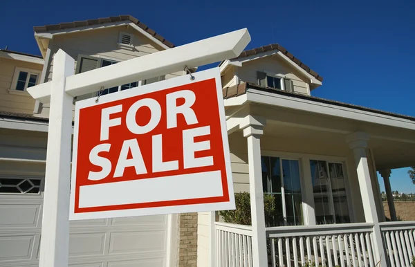 Home For Sale Sign in Front of New House — Stock Photo, Image