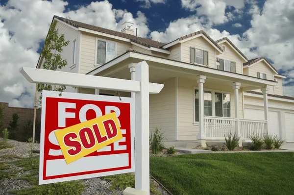 Verkauftes Haus zu verkaufen Schild und neues Haus — Stockfoto