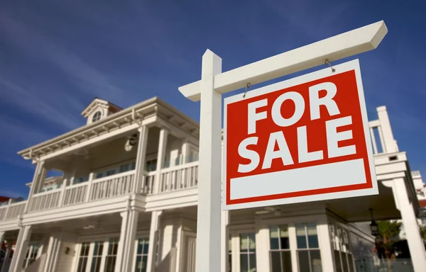 Hem för försäljning tecken framför på nytt hus — Stockfoto