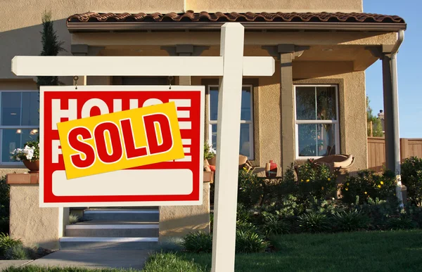 Vendido casa en venta signo y nueva casa —  Fotos de Stock