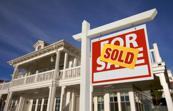 Prodaných domů na prodej znamení a dům — Stock fotografie