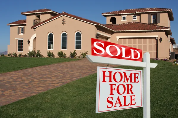 Såld hem för försäljning tecken och nya hus — Stockfoto
