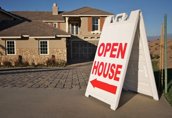 Open House Sign in front of New Home. — Stock Photo, Image