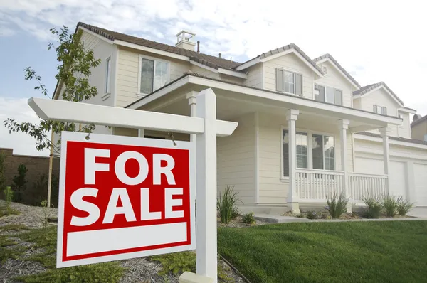 För försäljning fastigheter tecken och hus — Stockfoto