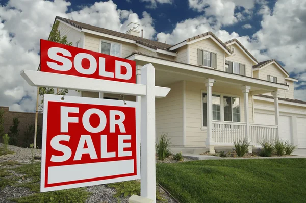 Vendido casa en venta signo y nuevo hogar Imagen de stock