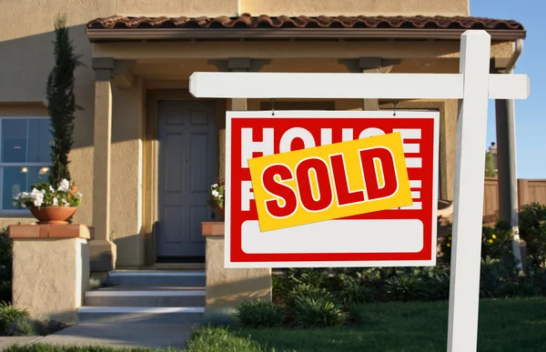 Verkochte huis voor verkoop bord en huis — Stockfoto