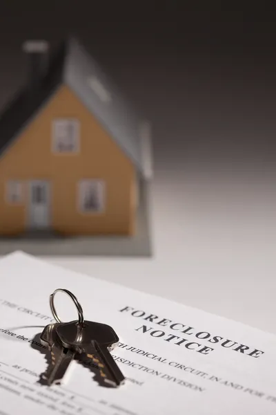 Aviso de ejecución hipotecaria, llaves de la casa y la casa — Foto de Stock