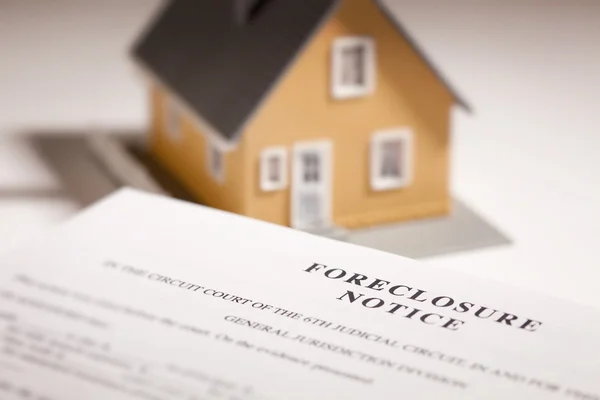 Aviso de ejecución hipotecaria y casa modelo — Foto de Stock
