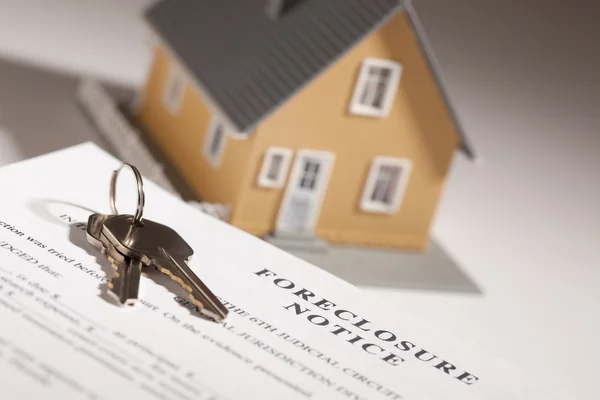 Aviso de ejecución hipotecaria, llaves de la casa y el hogar —  Fotos de Stock