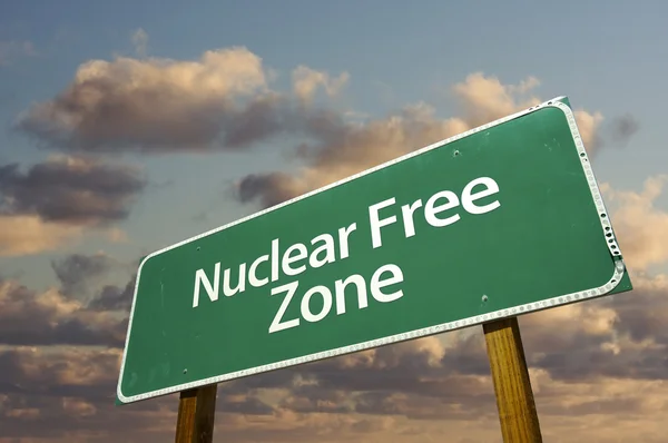 Nucleare Free Green Road Sign Di fronte — Foto Stock