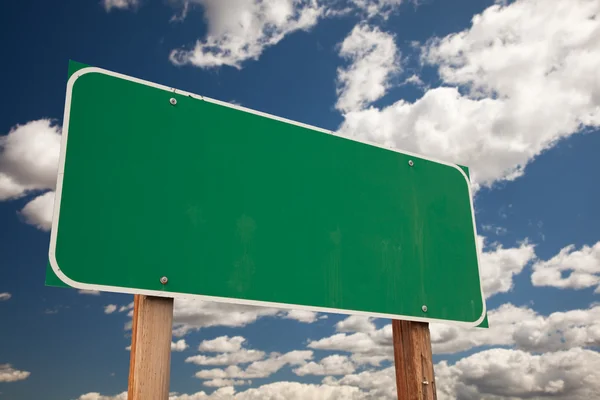 Bulutlar ve gökyüzü boş yeşil yol işareti — Stok fotoğraf