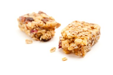 kırık granola bar üzerinde beyaz izole