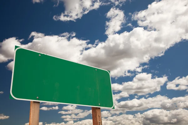 Mavi gökyüzü boş yeşil yol işareti — Stok fotoğraf