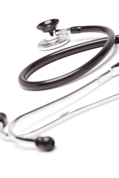 Siyah stetoskop üzerinde beyaz izole — Stok fotoğraf